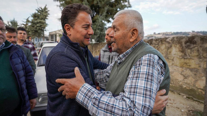 Ali Babacan depremzedeye tercüman!